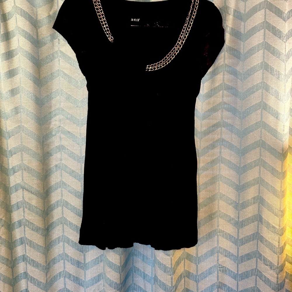 Black top, chain aesthetic on the neckline, casual chic or on the town with bae
